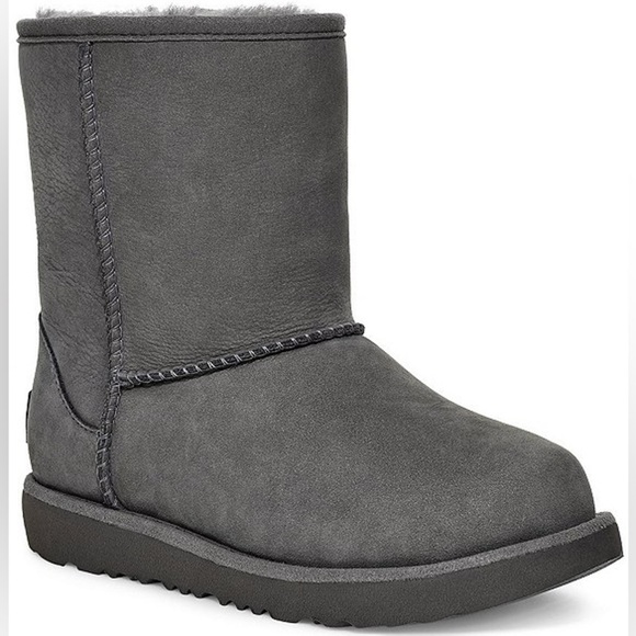 NWT UGG Classic Short II Weatherproof Boots - Picture 1 of 7
